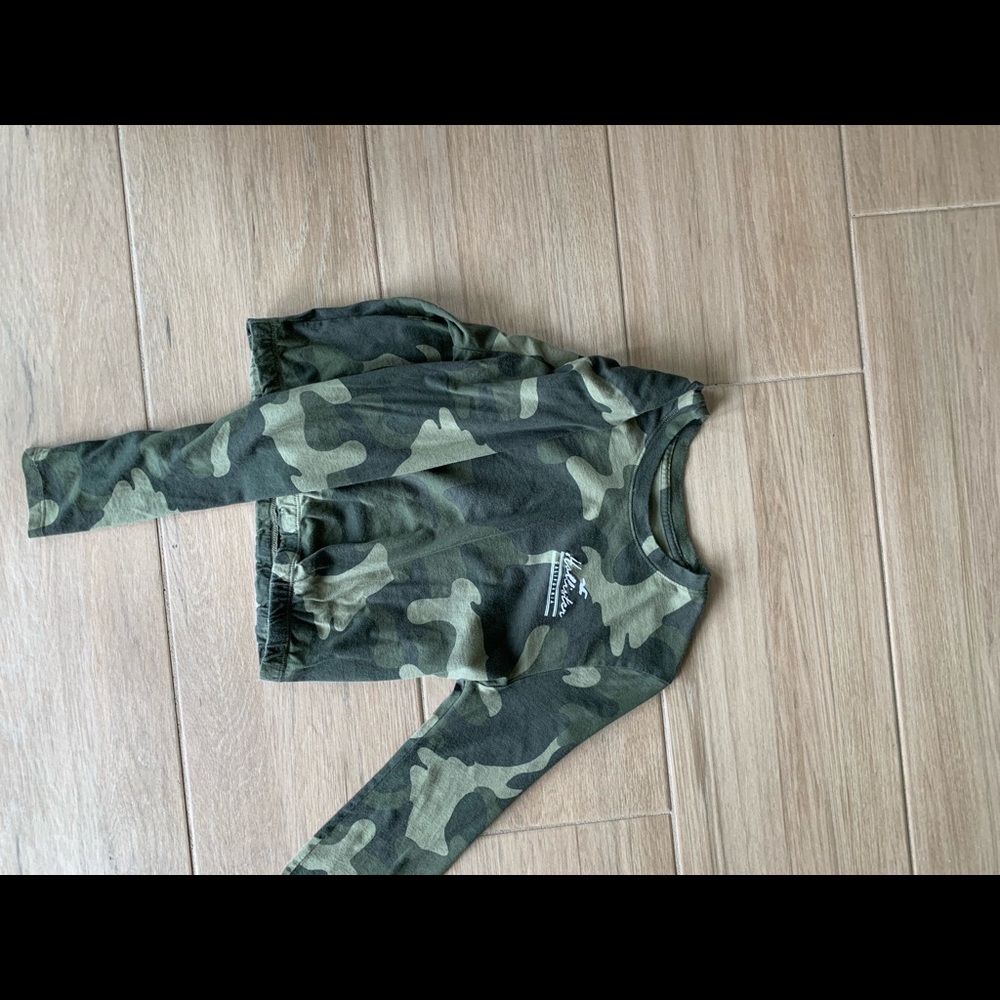 Hollister cameo cropped long sleeve tee